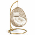 Poltrona sospesa in rattan sintetico beige con struttura in metallo dorato